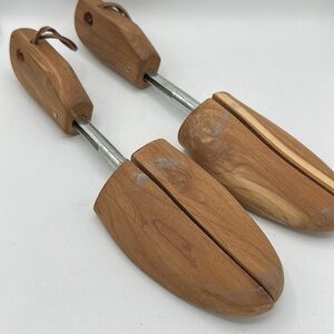Split-toe cedar shoe tree pair, size M